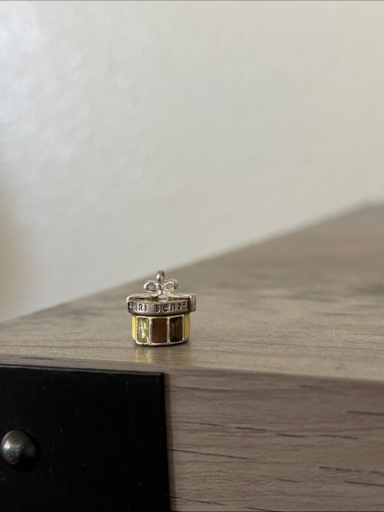 henri bendel Jewelry - Henri Bendel hat box charm vintage